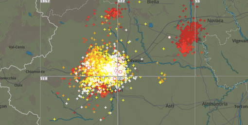 Tempesta di fulmini su Torino: migliaia di lampi illuminano il cielo sopra la città Tempesta di fulmini su Torino: migliaia di lampi illuminano il cielo sopra la città