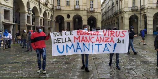 Torino, i senzatetto davanti al Comune di Torino alzano la voce: “Senza soluzioni non ce ne andiamo da qui”