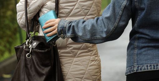 La Polizia Municipale ferma e denuncia due uomini per furto La Polizia Municipale ferma e denuncia due uomini per furto