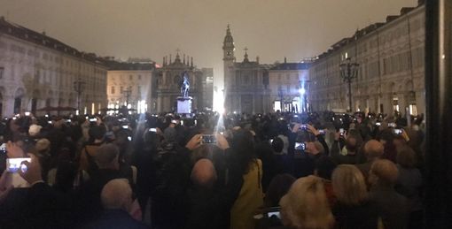 "Miracola", la Luce d’Artista spegne piazza San Carlo [VIDEO]