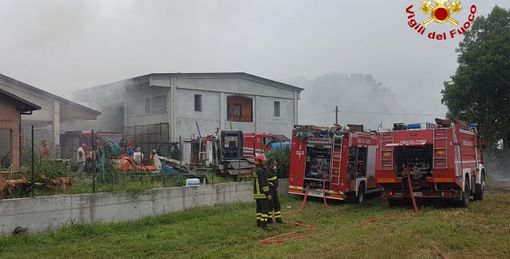 Incendio in una cascina a Villar Dora: bruciano 130 rotoballe di fieno Incendio in una cascina a Villar Dora: bruciano 130 rotoballe di fieno