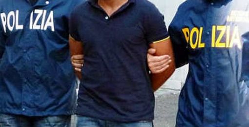 Arriva in taxi e distrugge il bar del suo ex datore di lavoro Arriva in taxi e distrugge il bar del suo ex datore di lavoro