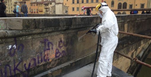 Lunedì intervento straordinario di rimozione delle scritte sui muri degli edifici pubblici