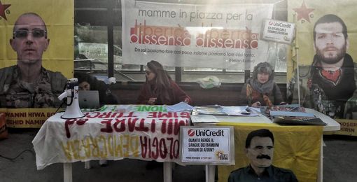 Combattenti torinesi in Siria: le mamme manifestano davanti al tribunale di Torino [VIDEO]