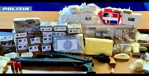Cocaina, 40 chili di hashish e pistole in un box auto: arrestati in quattro Cocaina, 40 chili di hashish e pistole in un box auto: arrestati in quattro
