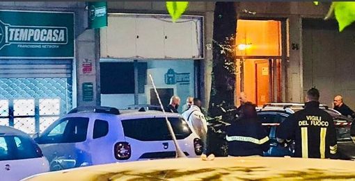 Bomba carta all’agenzia immobiliare, problema sicurezza in Circoscrizione 5? “Sindaco, qui servono telecamere” Bomba carta all’agenzia immobiliare, problema sicurezza in Circoscrizione 5? “Sindaco, qui servono telecamere”