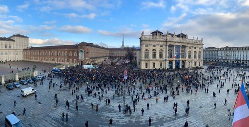 Greta a Torino, ma la piazza dei Fridays for Future non si riempie. Gli attivisti: “Siamo gli artefici del cambiamento”