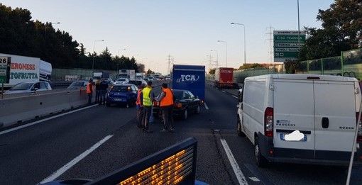 Tamponamento tra auto, Tangenziale di Torino nella zona ovest bloccata Tamponamento tra auto, Tangenziale di Torino nella zona ovest bloccata