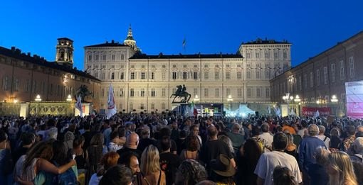 No green pass in piazza Castello: “Qui per informare la gente” [FOTO E VIDEO]