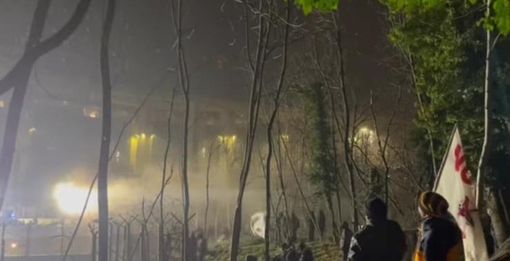 No Tav, notte di tensione a Chiomonte: assalto al cantiere e scontri con la polizia No Tav, notte di tensione a Chiomonte: assalto al cantiere e scontri con la polizia
