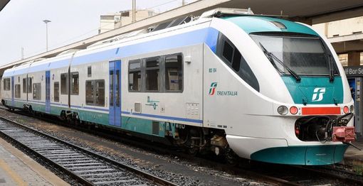 Chivasso, tenta di salire sul treno al volo forzando l'apertura delle porte: denunciato