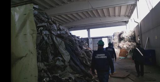 San Benigno, i carabinieri del NOE sequestrano un capannone che conteneva 1300 tonnellate di rifiuti plastici ed elettronici