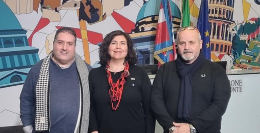 Tre persone in posa in primo piano