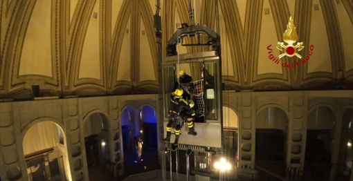 L'ascensore della Mole "evacuato" a 40 metri di altezza: è la spettacolare esercitazione dei vigili del fuoco [VIDEO]