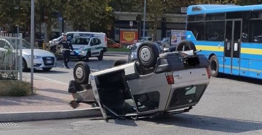Moncalieri, paura per una Panda che si ribalta alla rotatoria Boffa: solo ferite lievi per il conducente