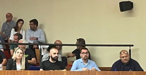 consigliere comunali seduti in sala
