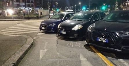 Parcheggi selvaggi e segnaletica mancante: la 6 chiede aiuto alla città Parcheggi selvaggi e segnaletica mancante: la 6 chiede aiuto alla città
