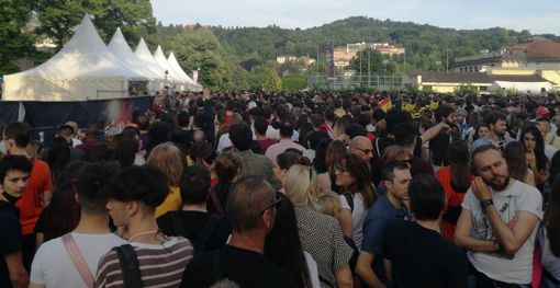 Eurovision-mania: allegria e bandiere per la finale al Palaolimpico, pienone (e ressa) al Valentino