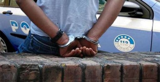 uomo arrestato uomo arrestato