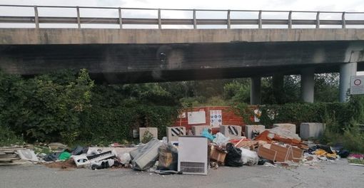 Una discarica a cielo aperto in borgata Barauda a Moncalieri