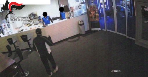 I carabinieri arrestano il rapinatore delle farmacie: è un 68enne italiano