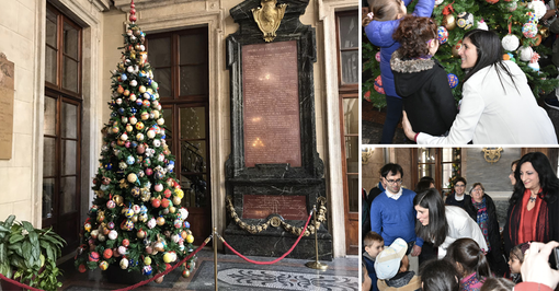 E’ Natale anche in Comune: sindaca e bimbi addobbano l’albero ecosostenibile di Palazzo Civico E’ Natale anche in Comune: sindaca e bimbi addobbano l’albero ecosostenibile di Palazzo Civico