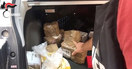 &quot;Pusher &quot;eleganti&quot; smerciano droga in Val Susa e a Torino: sequestrati 28 chili di droga [VIDEO]