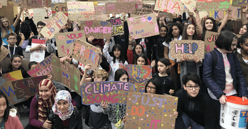 A Porta Nuova flash mob musicale degli studenti torinesi per il clima: “Salviamo il pianeta” [VIDEO]