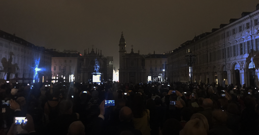 Piazza San Carlo, la Luce d’Artista divide i torinesi: “Sembra un blackout, non esalta il Salotto di Torino”