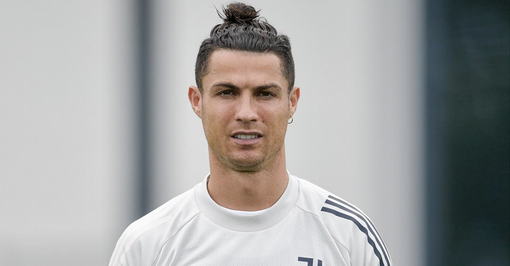 Ronaldo lascia il Portogallo e rientra per fare la quarantena a Torino. Positivo anche McKennie Ronaldo lascia il Portogallo e rientra per fare la quarantena a Torino. Positivo anche McKennie