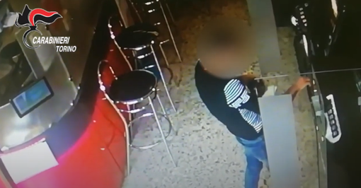 Moncalieri, il finto prete ruba la pensione a due anziani e se la va a giocare alle slot [VIDEO]