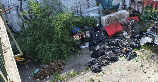 Immondizia ovunque vicino al centro commerciale Le Verbene: “I cittadini delle Vallette meritano rispetto”