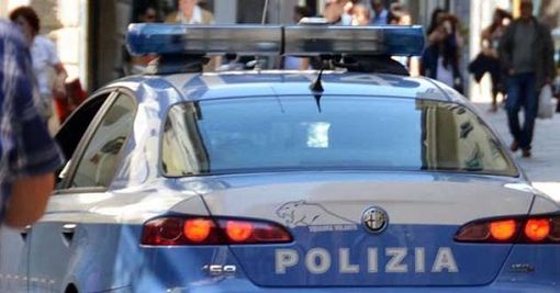 Ladro occulta una bottiglia di liquore tra i pantaloni e gli slip