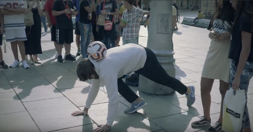 Cr7 palleggia con i ragazzi in piazza Castello? Il video su Youtube è virale