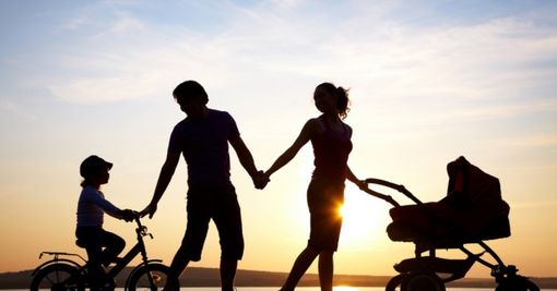 famiglia a passeggio controluce
