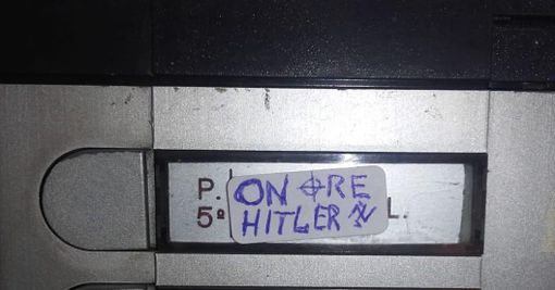 Ricompaiono scritte naziste sul campanello della figlia di un partigiano Ricompaiono scritte naziste sul campanello della figlia di un partigiano