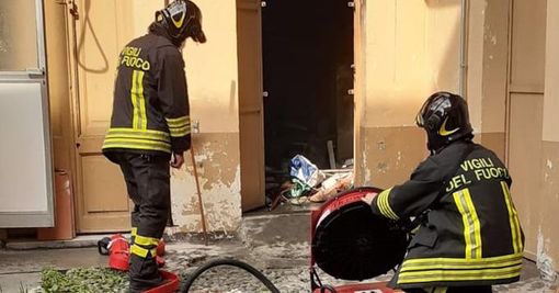 Magazzino di via Giachino in fiamme, condominio evacuato in via precuzionale Magazzino di via Giachino in fiamme, condominio evacuato in via precuzionale
