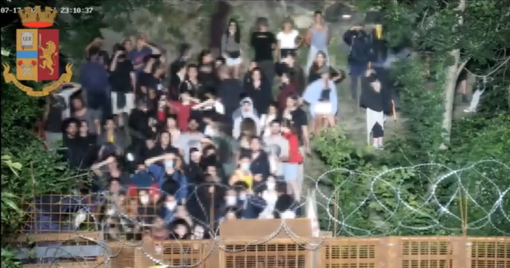 Nuova protesta No Tav in Val Susa, lancio di pietre e tensione con la Polizia (VIDEO)