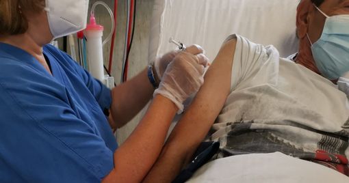 Covid, partita la terza dose di vaccino ai sanitari. In Piemonte la diffusione del contagio è al momento "contenuta" Covid, partita la terza dose di vaccino ai sanitari. In Piemonte la diffusione del contagio è al momento "contenuta"