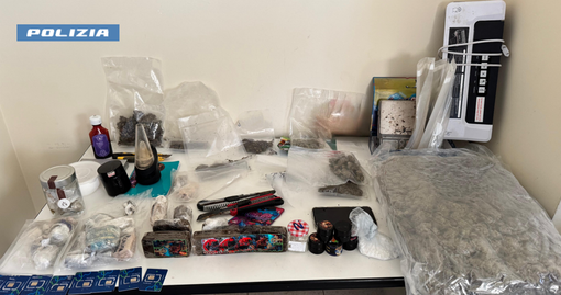 Presso l'abitazione dell'uomo sono state trovate diverse tipologie di droga Presso l'abitazione dell'uomo sono state trovate diverse tipologie di droga