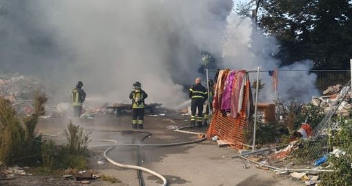 Torino, incendio nel campo nomadi di strada Germagnano