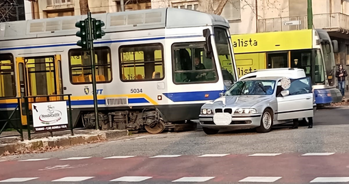 incidente tra tram e auto