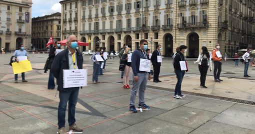 Insegnanti in piazza e a distanza di 2 metri: “A settembre come ripartiremo? Impossibile fare lezione così” [VIDEO]