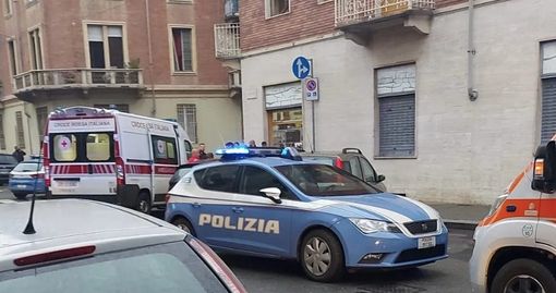 Auto della polizia e ambulanza dopo una rissa a Barriera di Milano