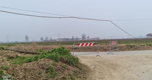 La strada chiusa e il palo abbattuto La strada chiusa e il palo abbattuto