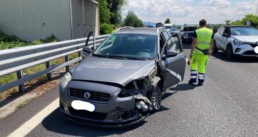 Doppio incidente a Torino: tamponamento con tre feriti sulla Tangenziale, uno sul raccordo per Caselle Doppio incidente a Torino: tamponamento con tre feriti sulla Tangenziale, uno sul raccordo per Caselle