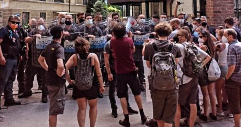 Tensioni fuori dall'assessorato alla Sanità - foto di "Riapriamo il Maria Adelaide", gruppo Facebook