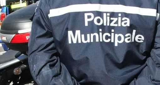 Fotografie osé sui vetri dello spogliatoio dei vigili, avviata indagine interna