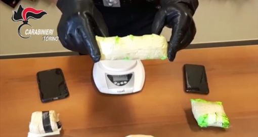 Chieri, i carabinieri arrestano due corrieri della droga: sequestrato oltre mezzo chilo di cocaina