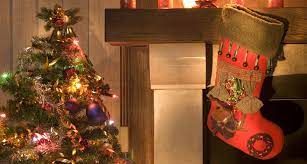 calza della befana vicino all'albero di Natale calza della befana vicino all'albero di Natale